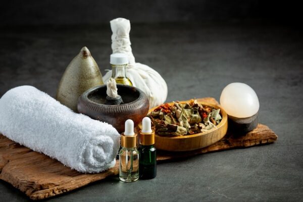 Hình ảnh miễn phí về các thiết bị chườm thảo dược và trị liệu spa thảo dược được đặt trên sàn tối